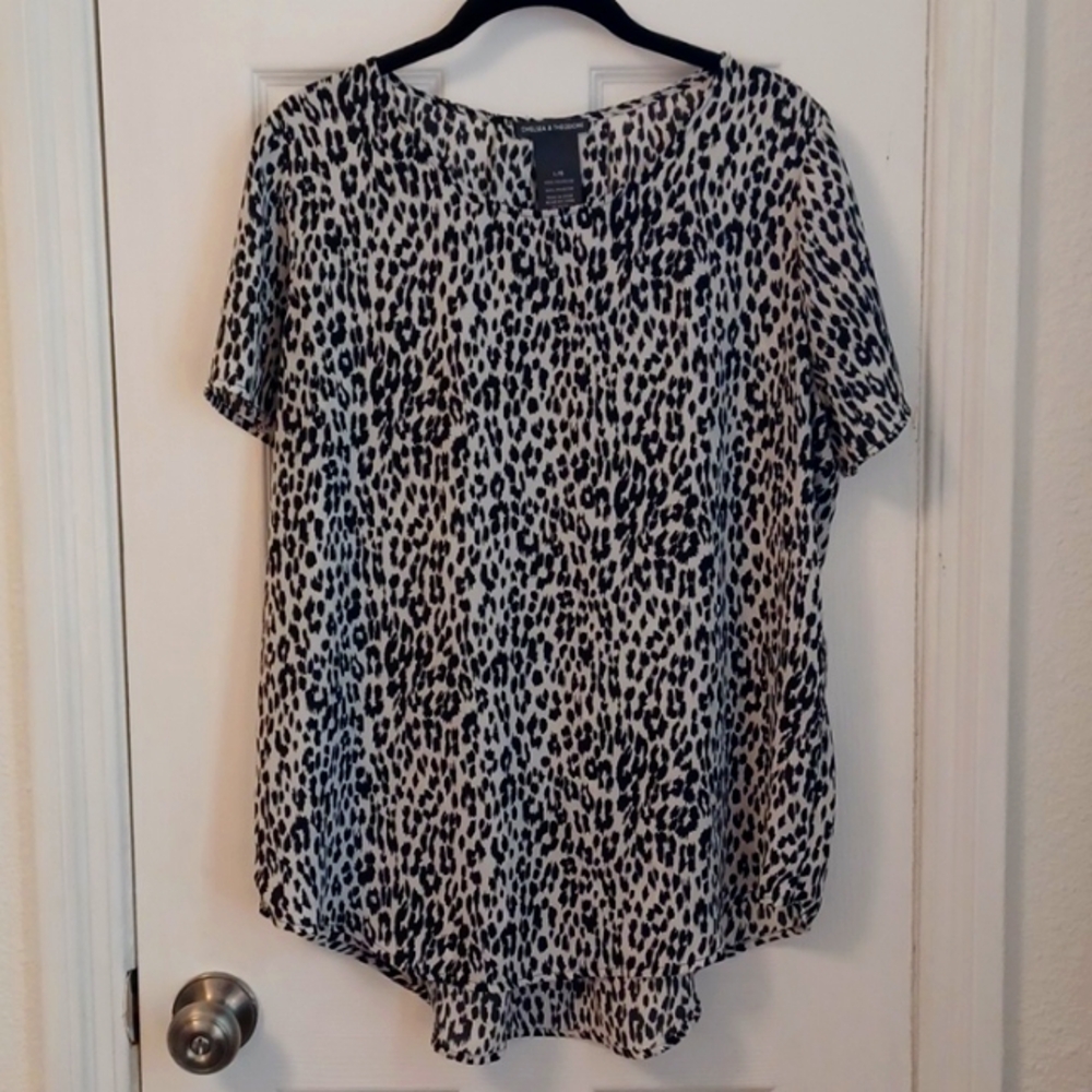 Chelsea & Theodore leopard print short sleeve blouse